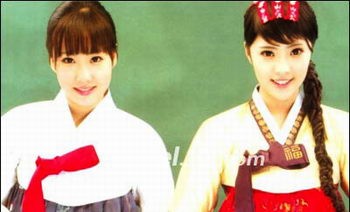 Phụ nữ Hàn Quốc luôn tự hào khi khoác lên mình bộ Han - bok truyền thống và các cô gái như tăng thêm khí chất dịu dàng, đài các trong trang phục này.